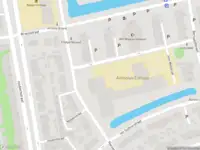 Ambulance met gepaste spoed naar de John Mottstraat in Gouda