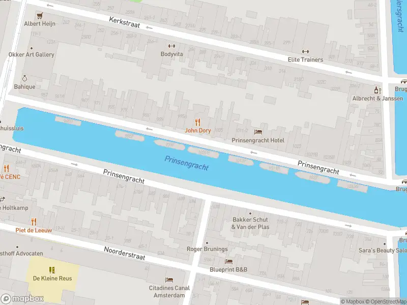 Ambulance met grote spoed naar de Prinsengracht in Amsterdam