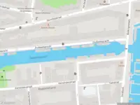 Ambulance met grote spoed naar de Zoutkeetsgracht in Amsterdam