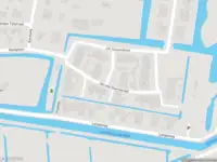 Ambulance met grote spoed naar de Stalpert van der Wielestraat in Schelluinen