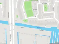 Ambulance met grote spoed naar de Driemasterwal in Leiden