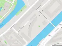 Brandweer met gepaste spoed naar de Louise Wentstraat in Amsterdam vanwege een buitenbrand