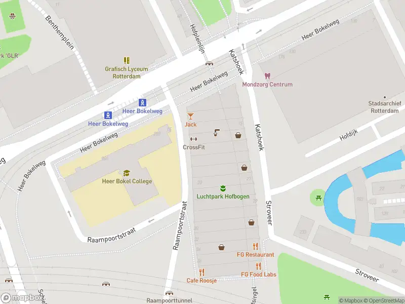 Ambulance met grote spoed naar de Raampoortstraat in Rotterdam