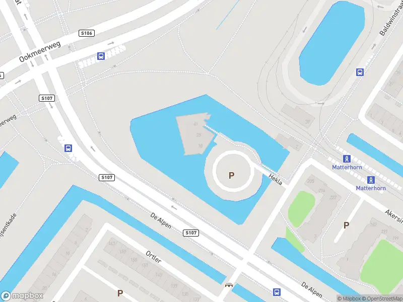 Ambulance met grote spoed naar de Hekla in Amsterdam