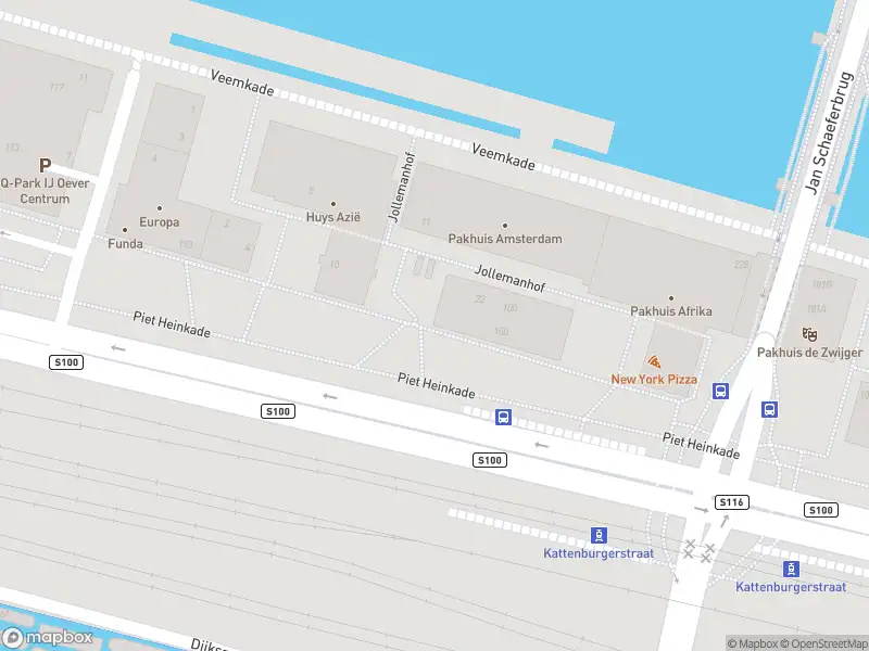 Ambulance met gepaste spoed naar de Piet Heinkade in Amsterdam