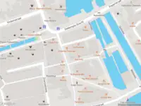 Ambulance met grote spoed naar de Damkade in Zaandam
