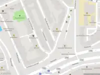 Ambulance met grote spoed naar de Schiedamsesingel in Rotterdam