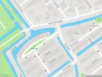 Ambulance met grote spoed naar de Waterloop in Delft
