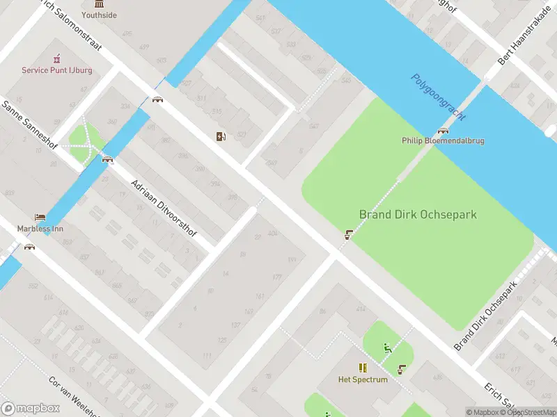 Ambulance met gepaste spoed naar de Kiekstraat in Amsterdam