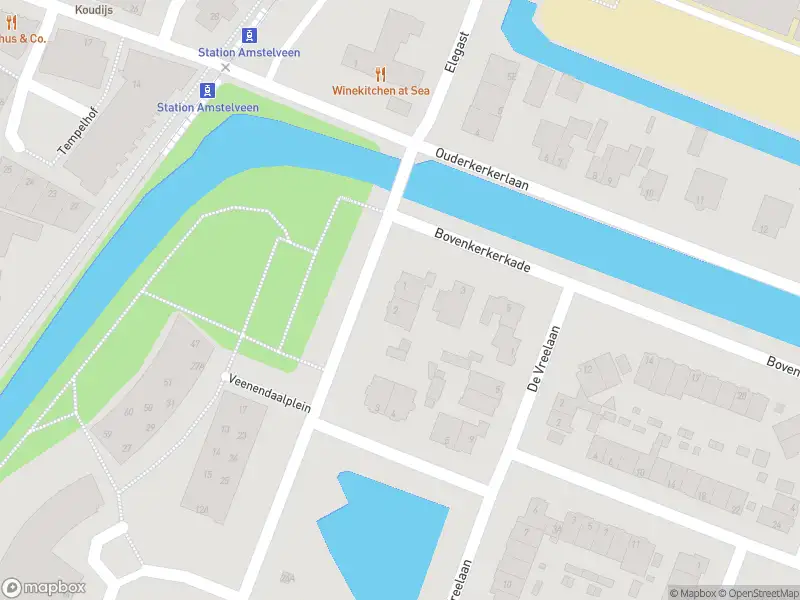 Ambulance met grote spoed naar de Veenendaalplein in Amstelveen