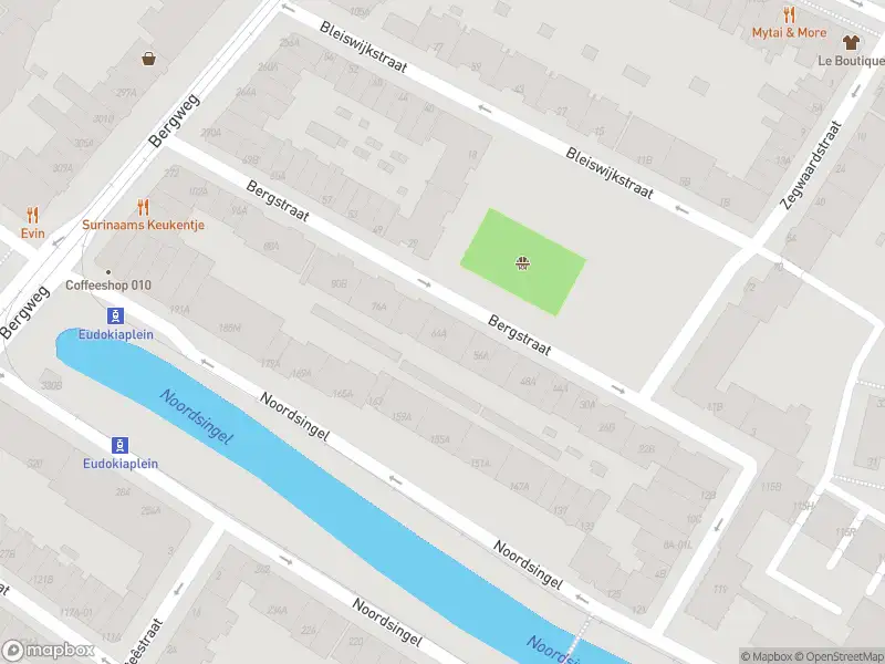 Ambulance met grote spoed naar de Bergstraat in Rotterdam