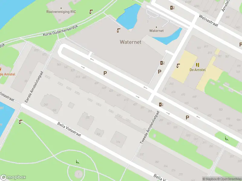 Ambulance met gepaste spoed naar de Korte Ouderkerkerdijk in Amsterdam