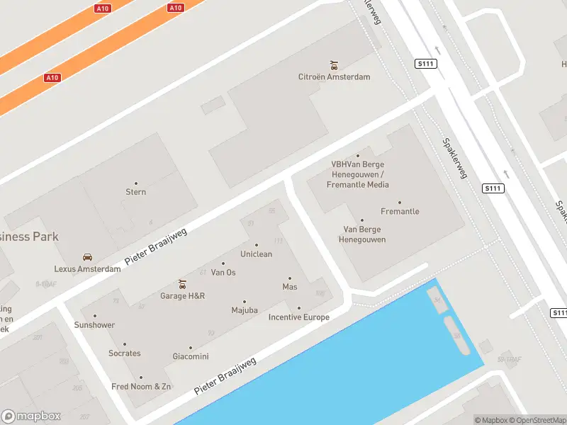 Ambulance met grote spoed naar de Pieter Braaijweg in Amsterdam-Duivendrecht