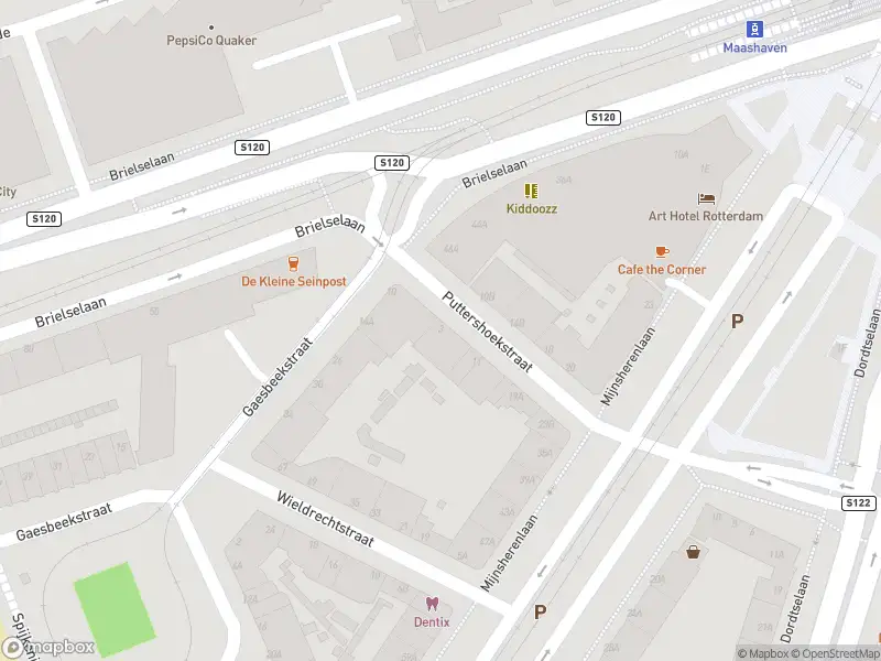 Ambulance met grote spoed naar de Puttershoekstraat in Rotterdam