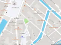 Ambulance met gepaste spoed naar de Keizersstraat in Amsterdam
