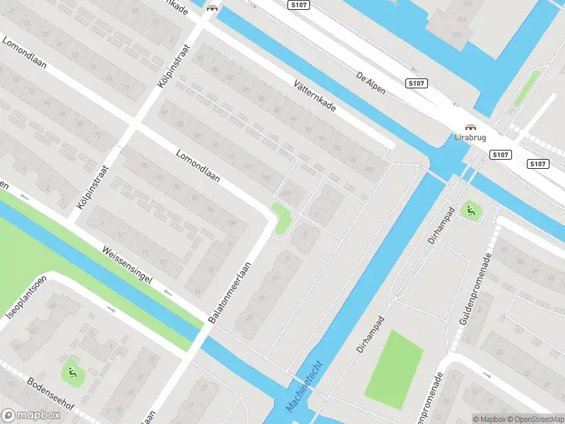 Ambulance met grote spoed naar de Balatonmeerlaan in Amsterdam