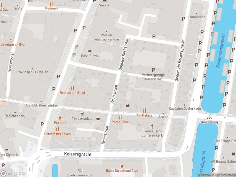 Brandweer met grote spoed naar de Kruisstraat in Leeuwarden vanwege waarnemen gaslucht