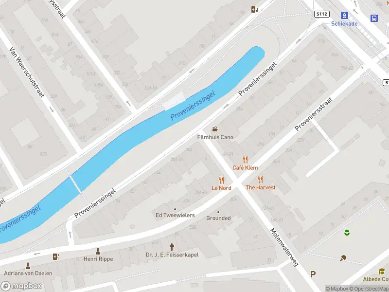 Ambulance met grote spoed naar de Provenierssingel in Rotterdam