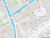 Ambulance met grote spoed naar de Vesteplein in Delft