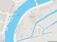 Ambulance met gepaste spoed naar de Bergse Linker Rottekade in Rotterdam