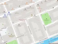 Ambulance met gepaste spoed naar de Schoolmeesterstraat in Amsterdam