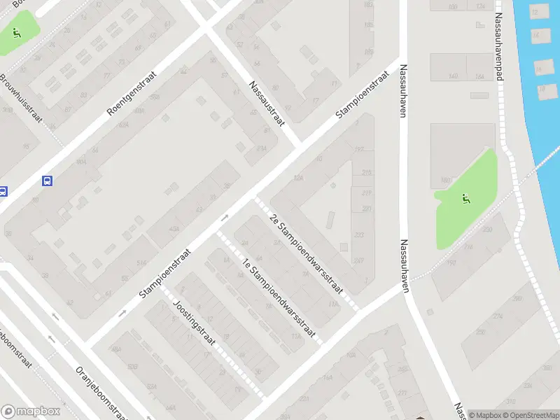 Ambulance met grote spoed naar de 2e Stampioendwarsstraat in Rotterdam