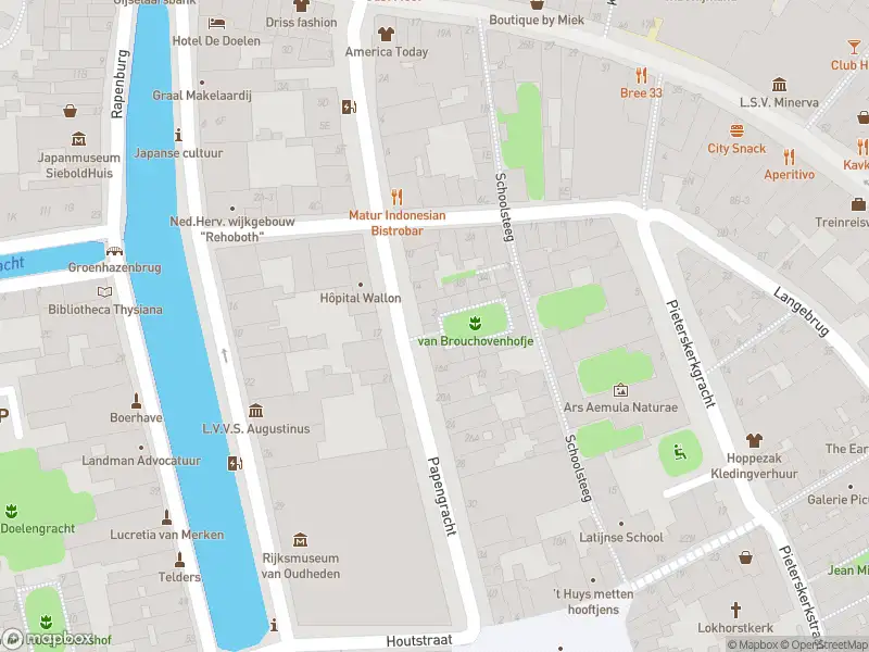 Ambulance met grote spoed naar de Brouckhovenshof in Leiden