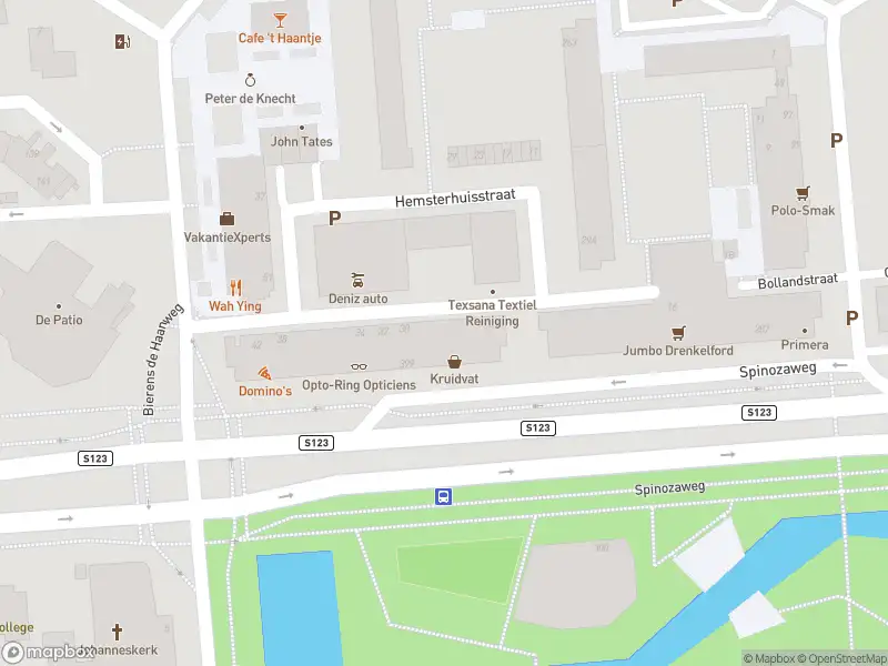 Ambulance met grote spoed naar de Spinozaweg in Rotterdam