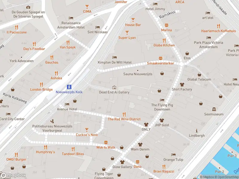 Ambulance met grote spoed naar de Oude Braak in Amsterdam