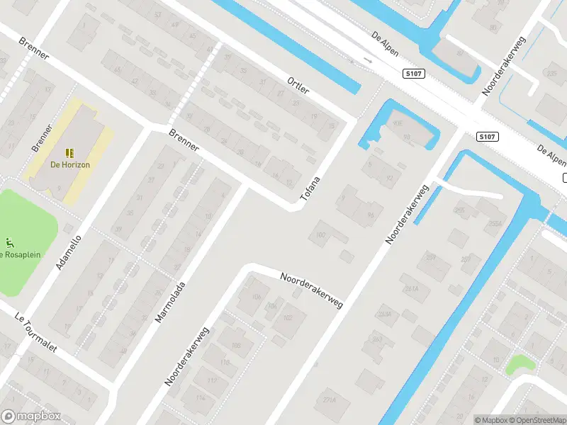Ambulance met grote spoed naar de Brenner in Amsterdam