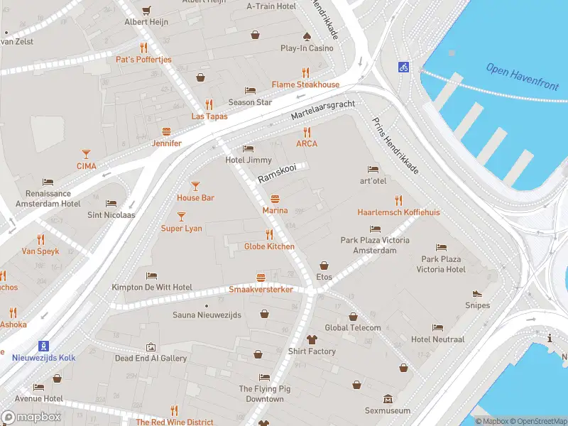 Ambulance met gepaste spoed naar de Hasselaerssteeg in Amsterdam