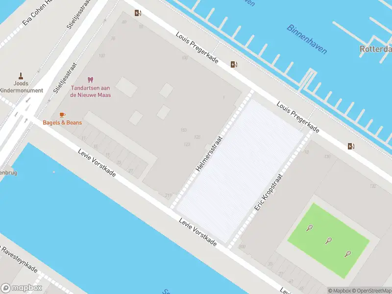 Ambulance met grote spoed naar de Helmersstraat in Rotterdam