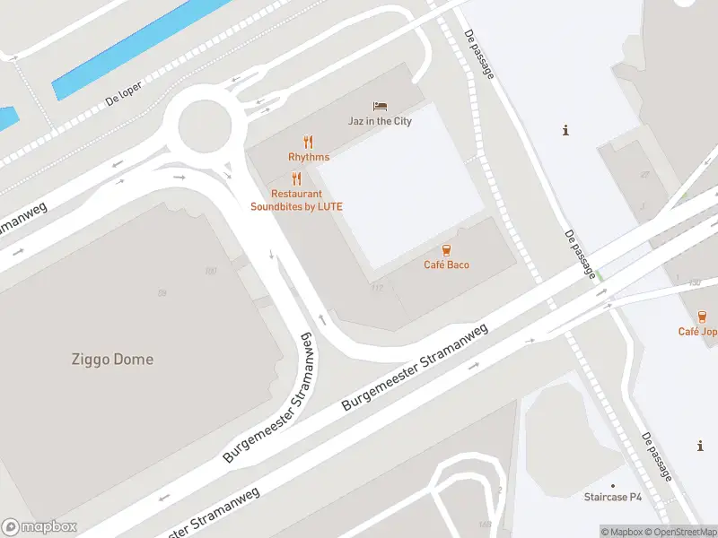 Ambulance met grote spoed naar de De passage in Amsterdam