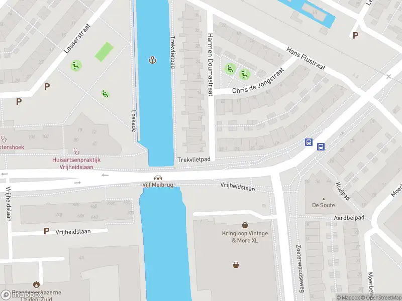Ambulance met grote spoed naar de Harmen Doumastraat in Leiden