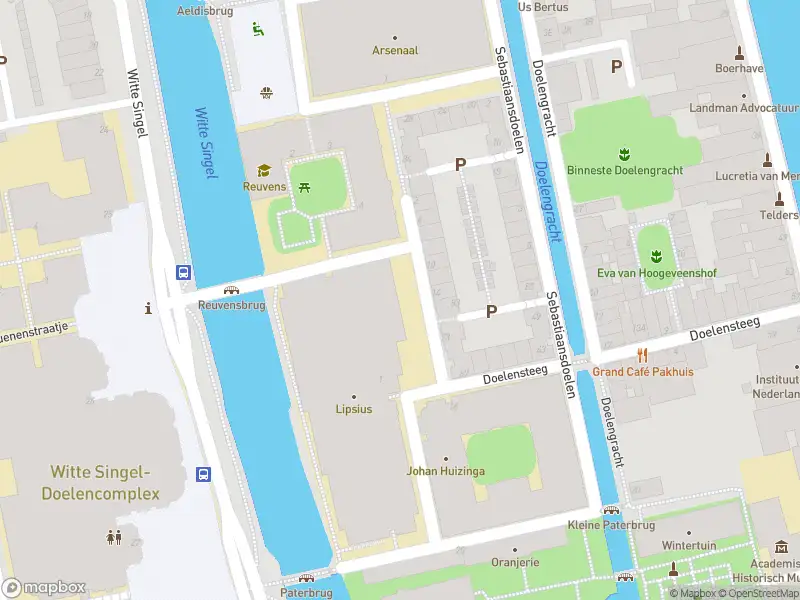 Ambulance met grote spoed naar de Cleveringaplaats in Leiden