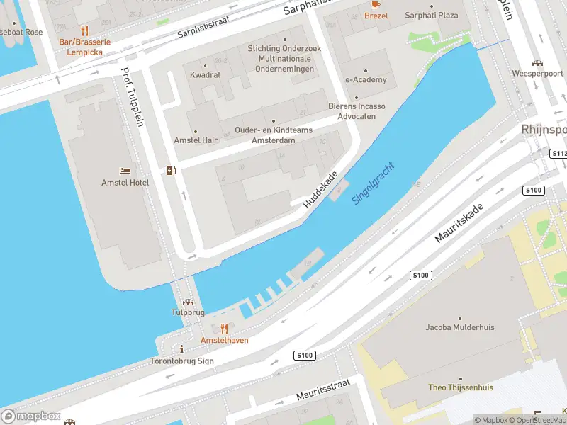Ambulance met grote spoed naar de Huddekade in Amsterdam