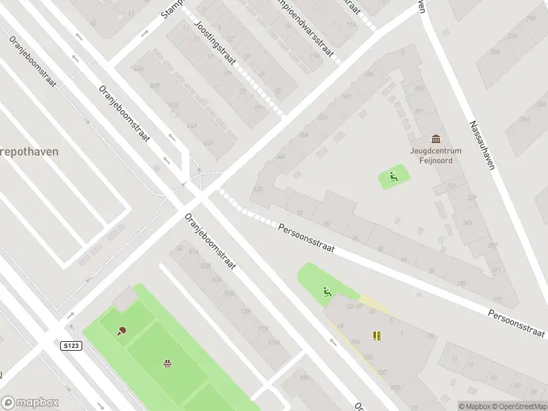 Ambulance met gepaste spoed naar de Oranjeboomstraat in Rotterdam