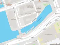 Ambulance met grote spoed naar de Huddekade in Amsterdam