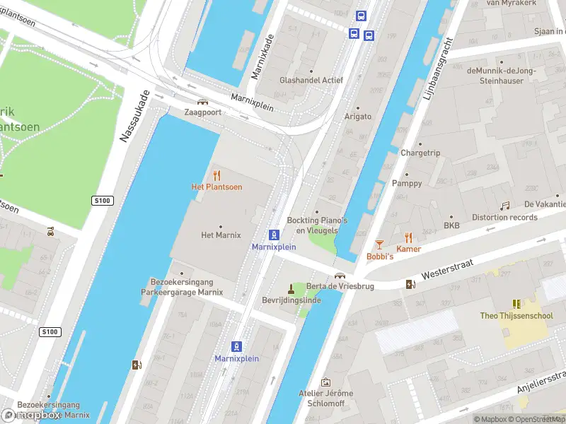 Ambulance met grote spoed naar de Marnixplein in Amsterdam