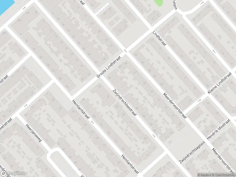 Ambulance met grote spoed naar de Zwijndrechtsestraat in Rotterdam