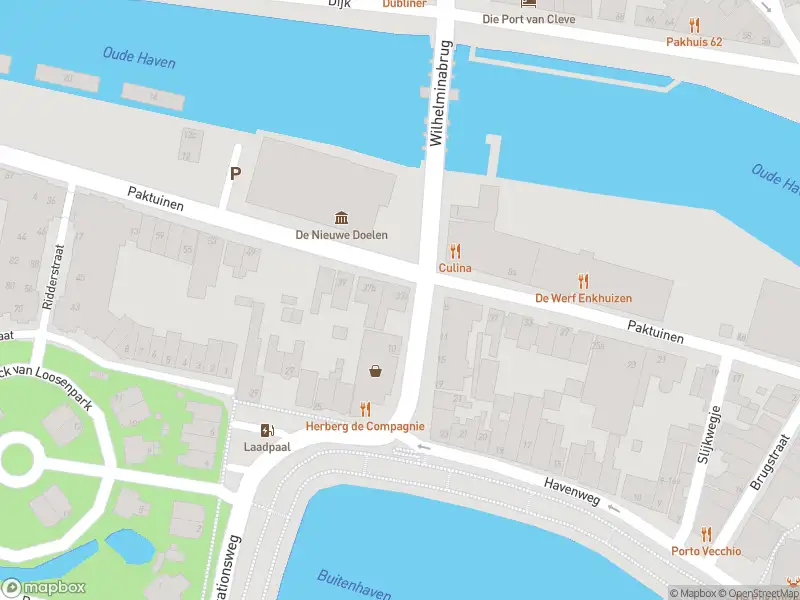 Ambulance met gepaste spoed naar de Spoorstraat in Enkhuizen