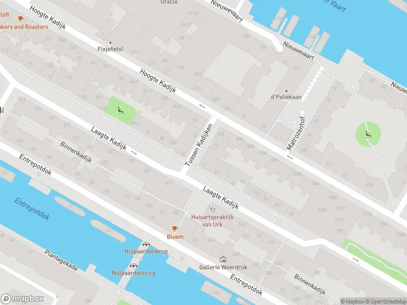 Ambulance met grote spoed naar de Tussen Kadijken in Amsterdam