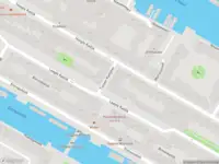 Ambulance met grote spoed naar de Tussen Kadijken in Amsterdam