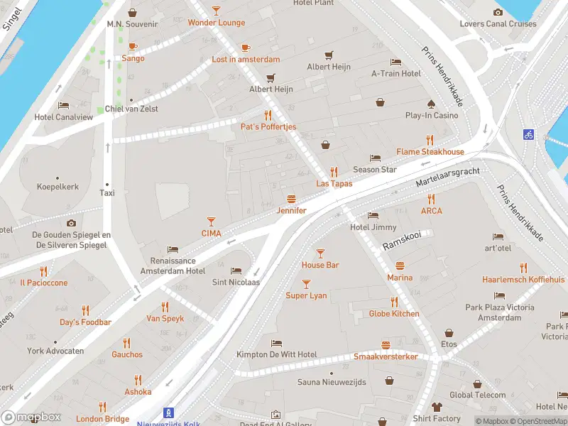 Ambulance met grote spoed naar de Hekelveld in Amsterdam