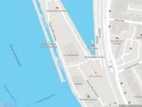 Ambulance en brandweer met grote spoed naar de Dokkade in Harlingen