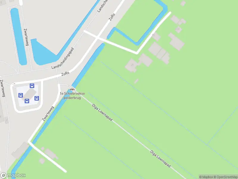 Ambulance met gepaste spoed naar de Zwarteweg in Rotterdam
