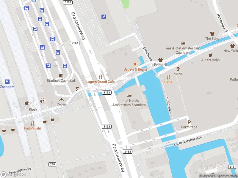 Ambulance met gepaste spoed naar de Stadhuisplein in Zaandam
