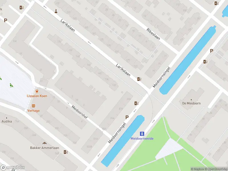 Ambulance met gepaste spoed naar de Larikslaan in Rotterdam