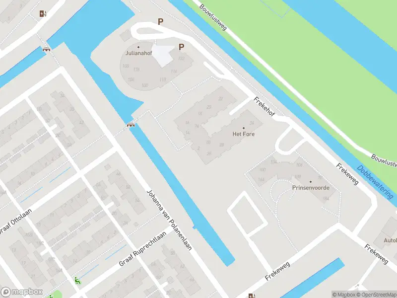 Ambulance met grote spoed naar de Frekehof in Leidschendam