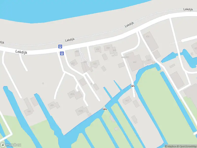 Ambulance met grote spoed naar de Lekdijk in Nieuw-Lekkerland
